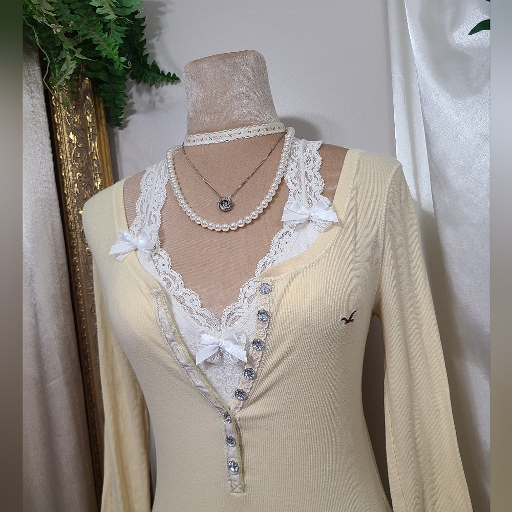 ♡ Y2K ♡ Hollister Butter Yellow Blingy Button Henley Long Sleeve Top - Picture 2 of 13